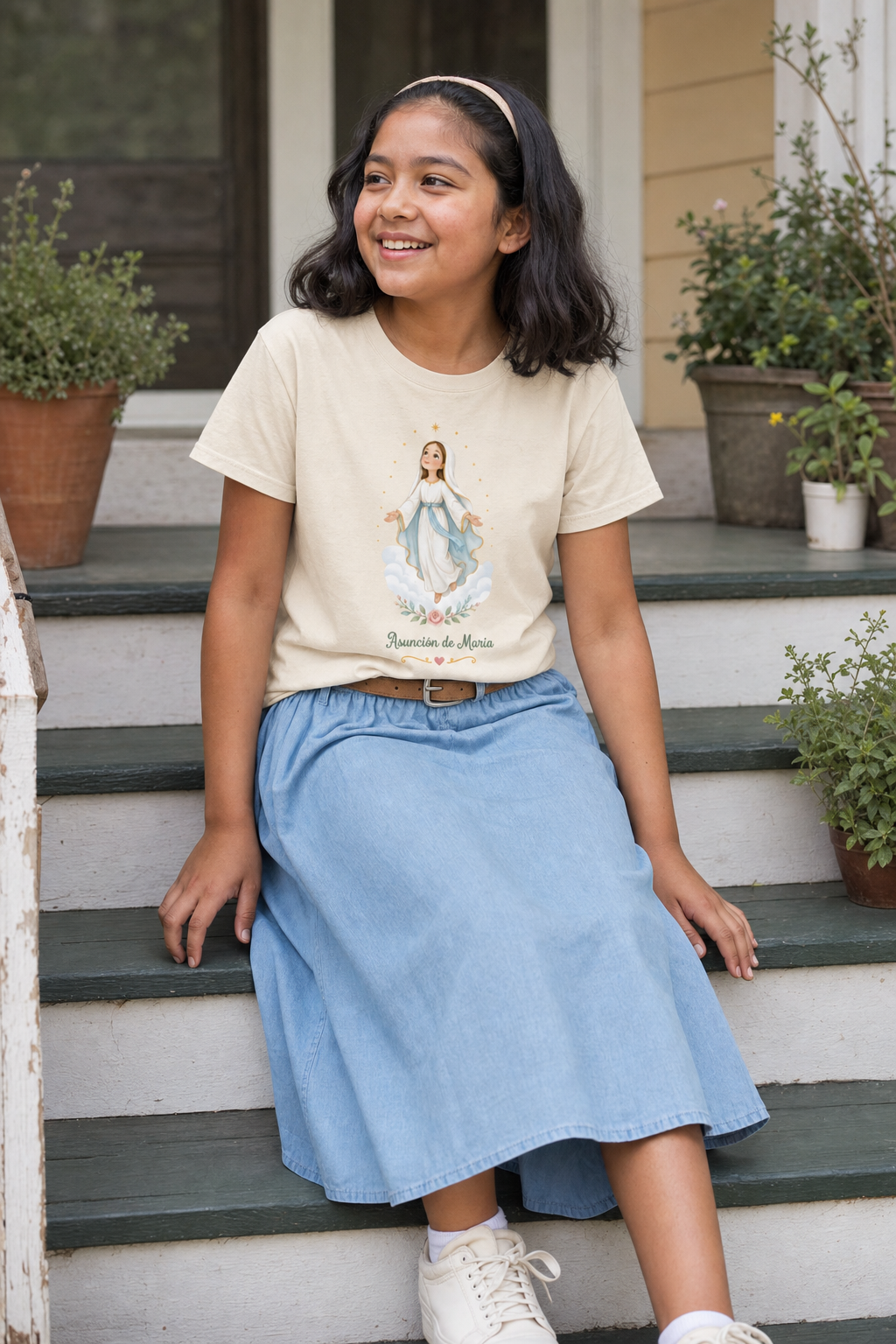 Girl wearing the Asunción de María Girls T-Shirt in Natural