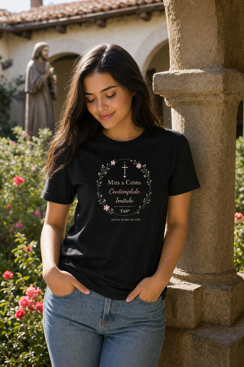 Woman wearing Mira a Cristo Santa Clara black t-shirt