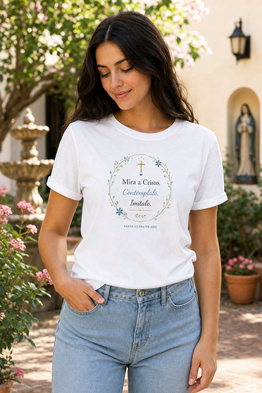 Woman wearing Mira a Cristo Santa Clara white t-shirt