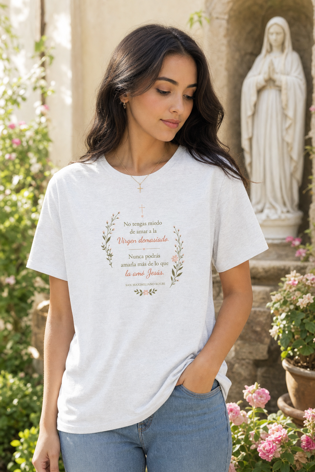 Woman wearing No Tengas Miedo Kolbe t-shirt