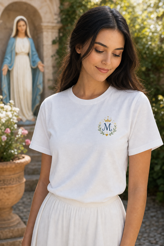Woman wearing Oh María Inmaculada t-shirt