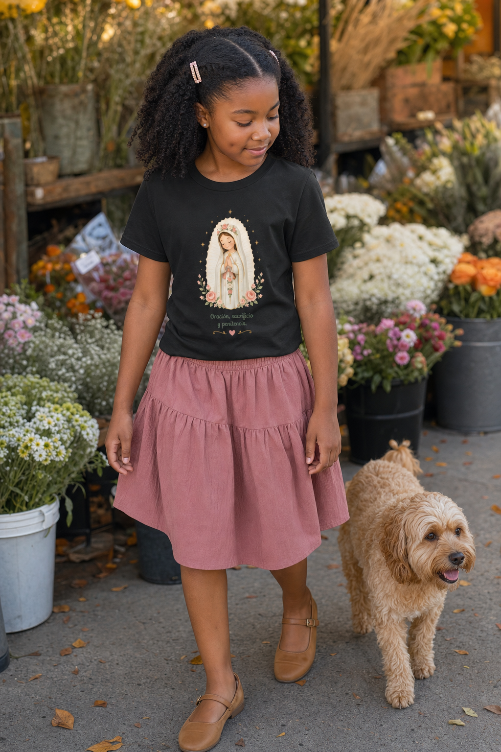 Girl wearing the Oración Sacrificio Penitencia Girls T-Shirt in Black