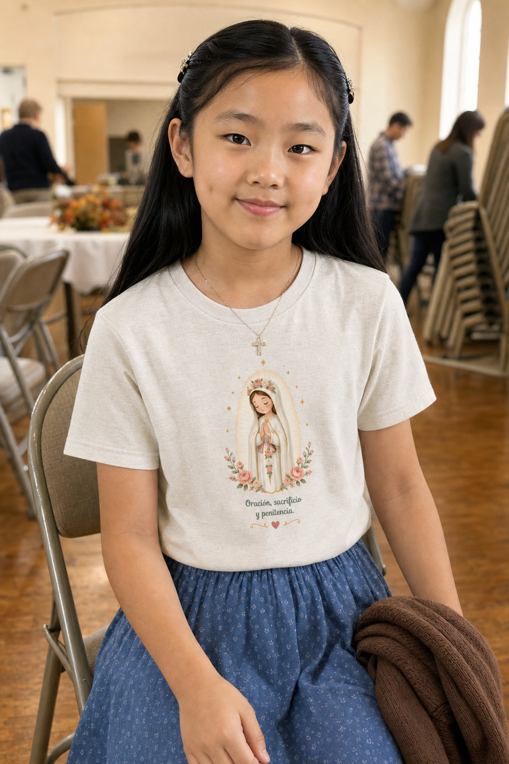 Girl wearing the Oración Sacrificio Penitencia Girls T-Shirt in Heather Dust