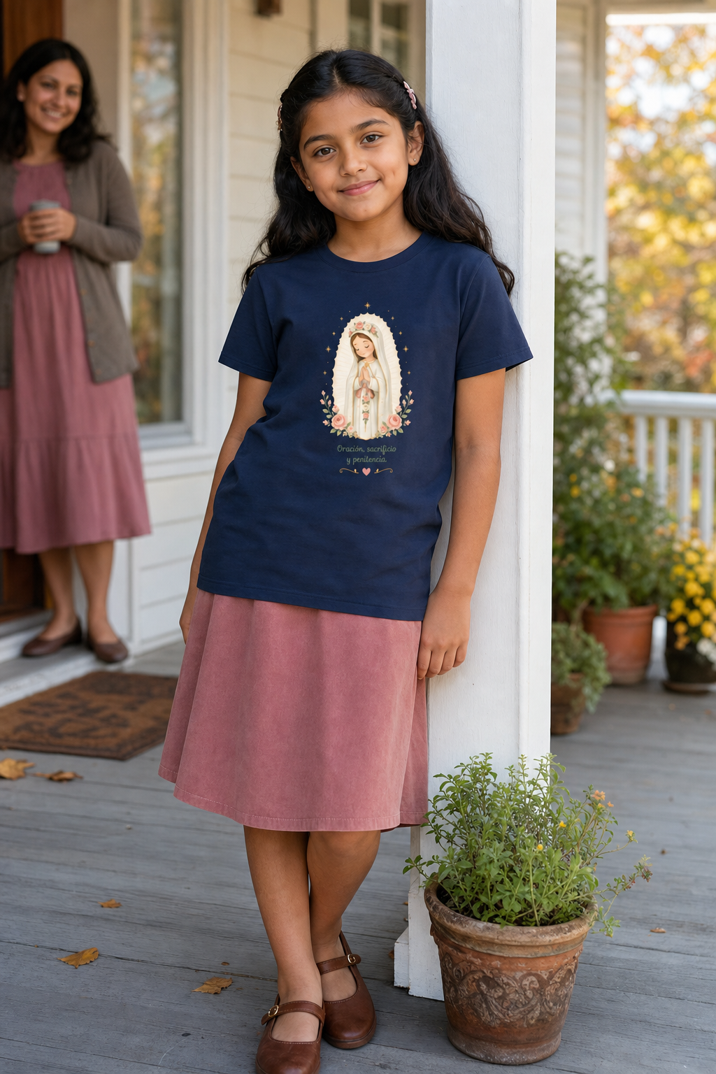 Girl wearing the Oración Sacrificio Penitencia Girls T-Shirt in Navy