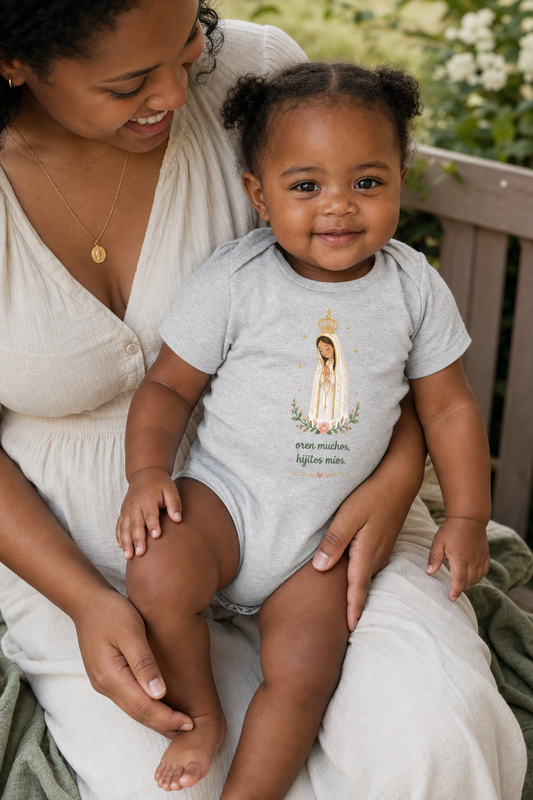 Baby girl wearing the Oren Muchos Fátima Baby Bodysuit in Athletic Heather