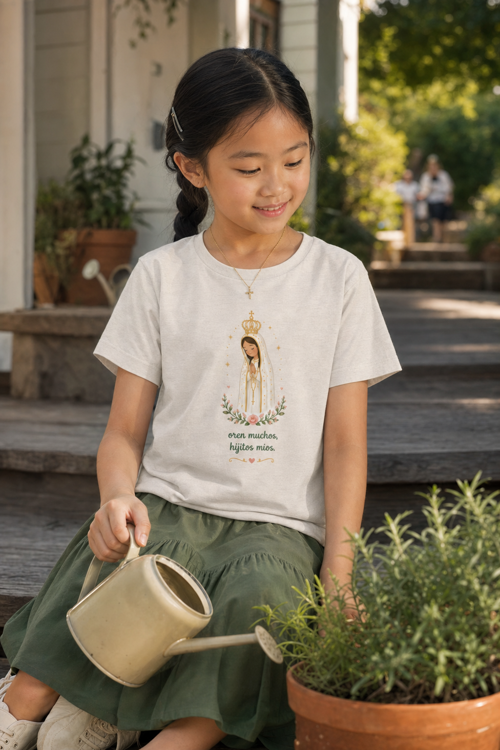 Girl wearing the Oren Muchos Fátima Girls T-Shirt in Heather Dust