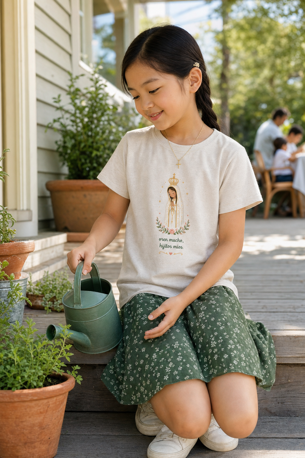Girl wearing the Oren Mucho Fátima Girls T-Shirt in Heather Dust