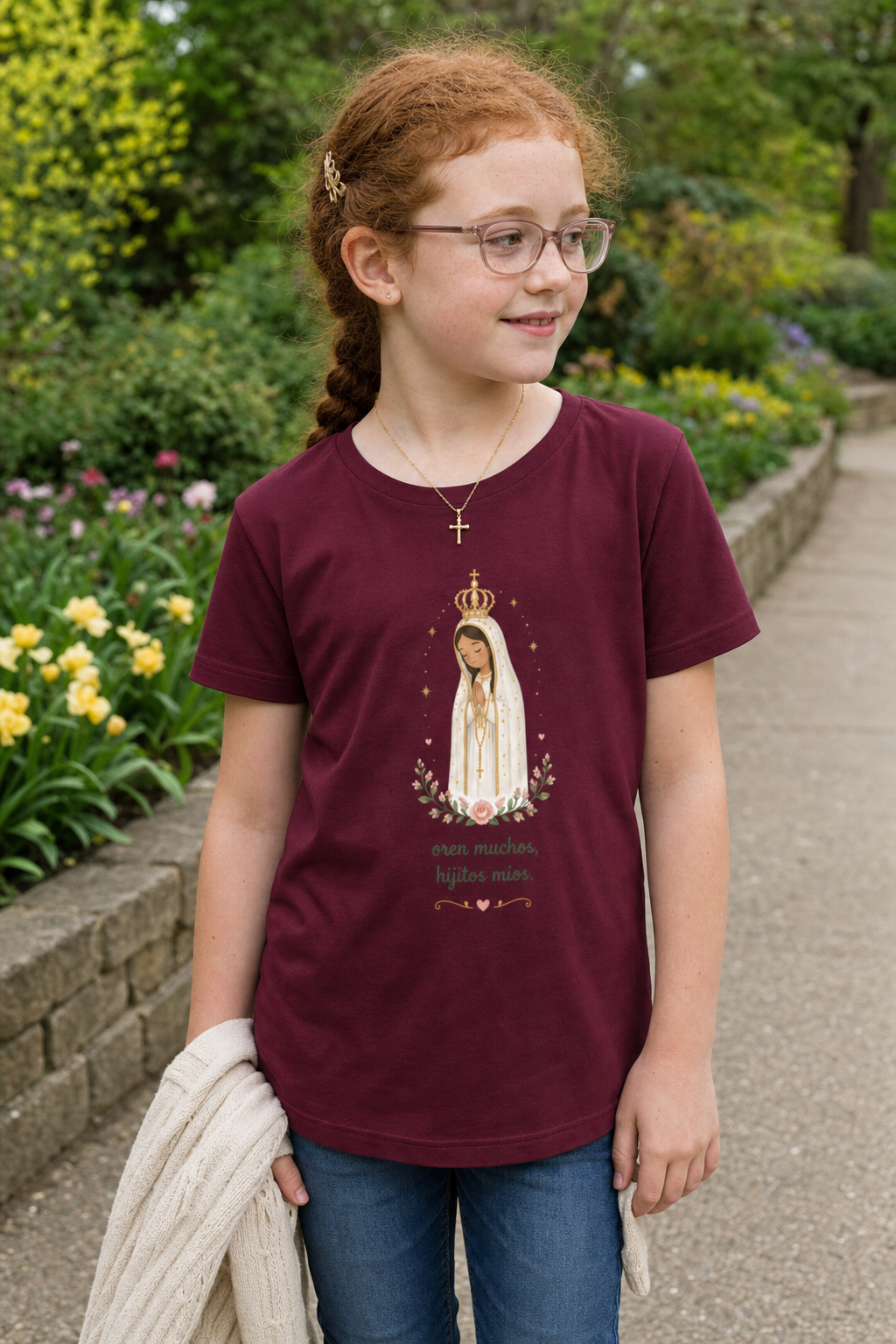 Girl wearing the Oren Muchos Fátima Girls T-Shirt in Maroon