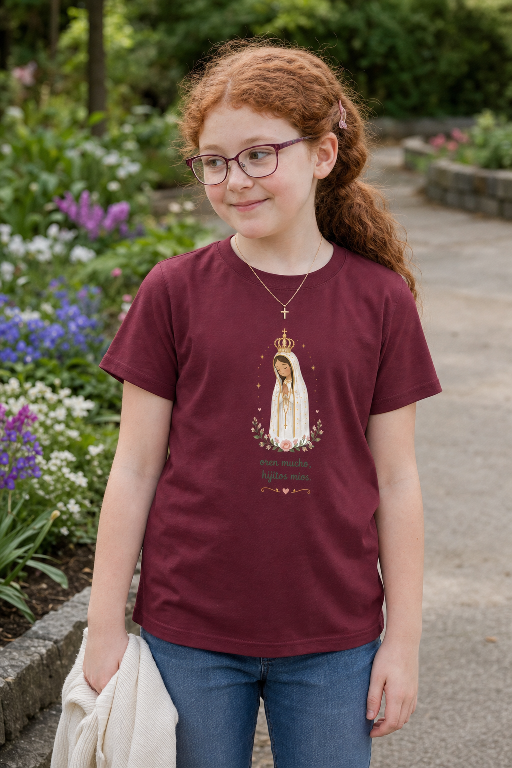 Girl wearing the Oren Mucho Fátima Girls T-Shirt in Maroon