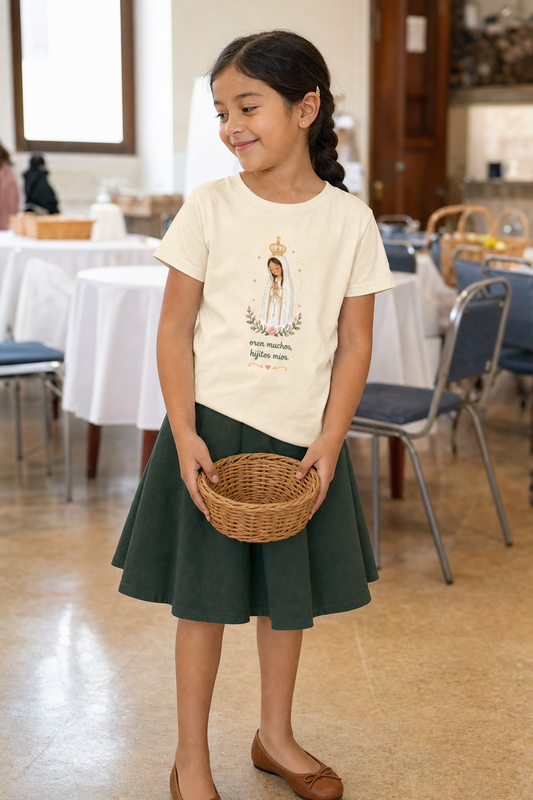 Girl wearing the Oren Muchos Fátima Girls T-Shirt in Natural