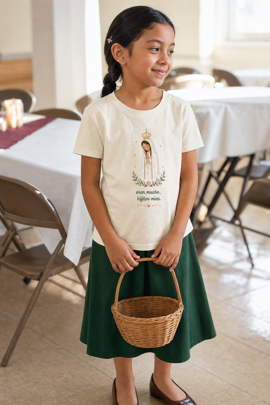 Girl wearing the Oren Mucho Fátima Girls T-Shirt in Natural