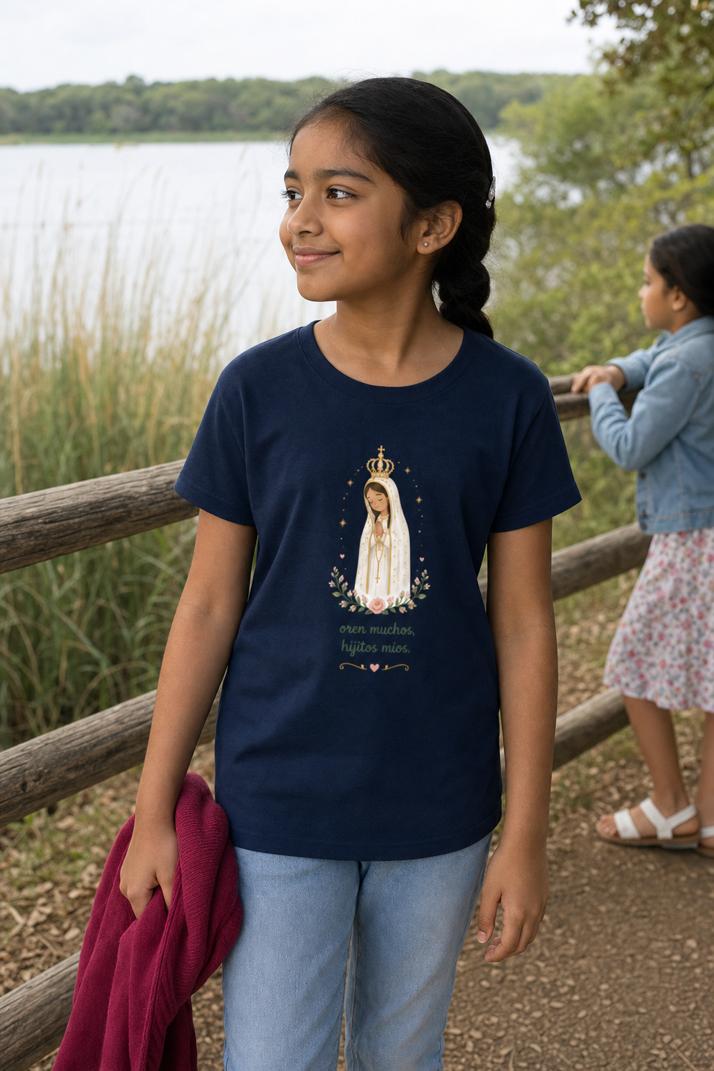 Girl wearing the Oren Muchos Fátima Girls T-Shirt in Navy