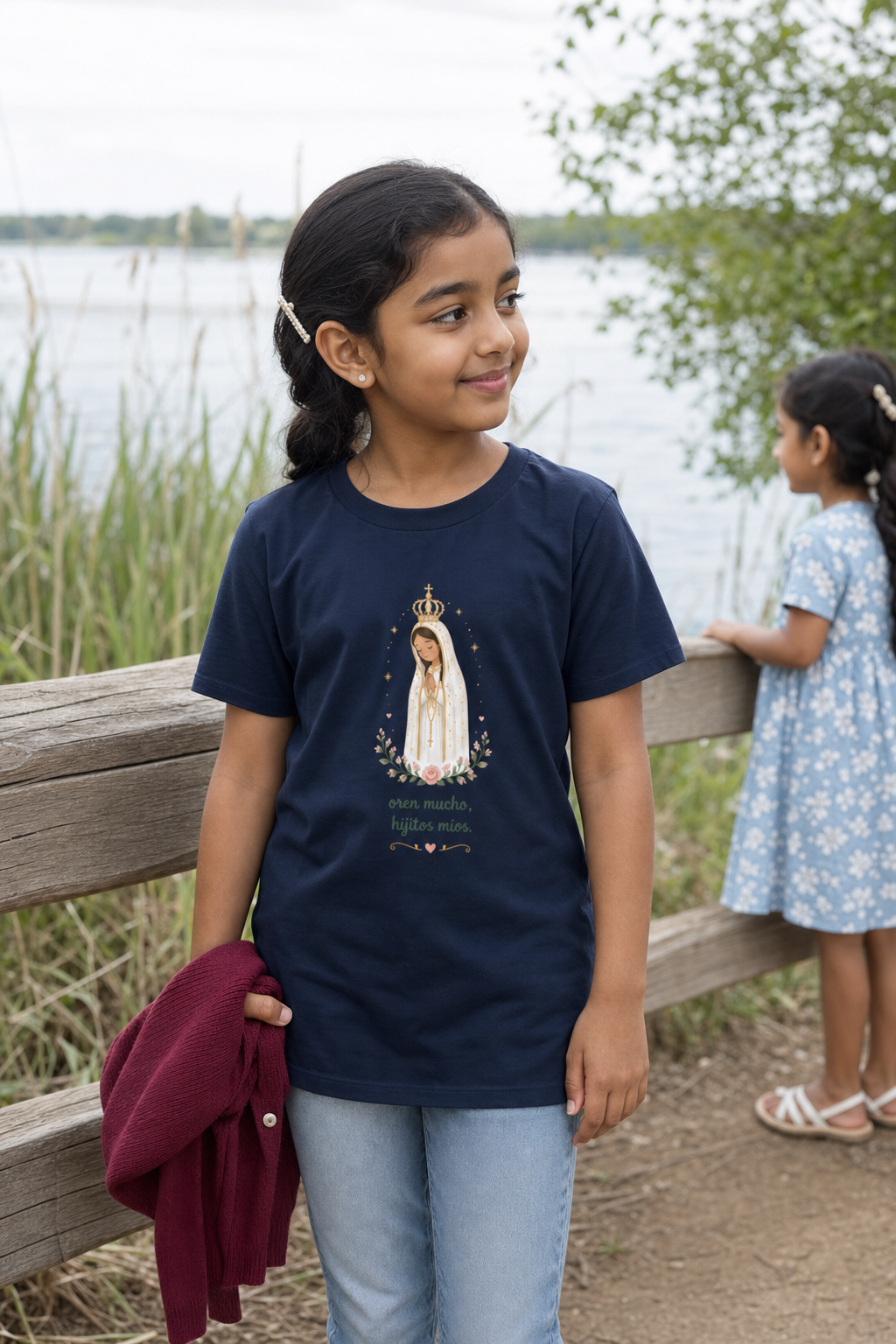 Girl wearing the Oren Mucho Fátima Girls T-Shirt in Navy