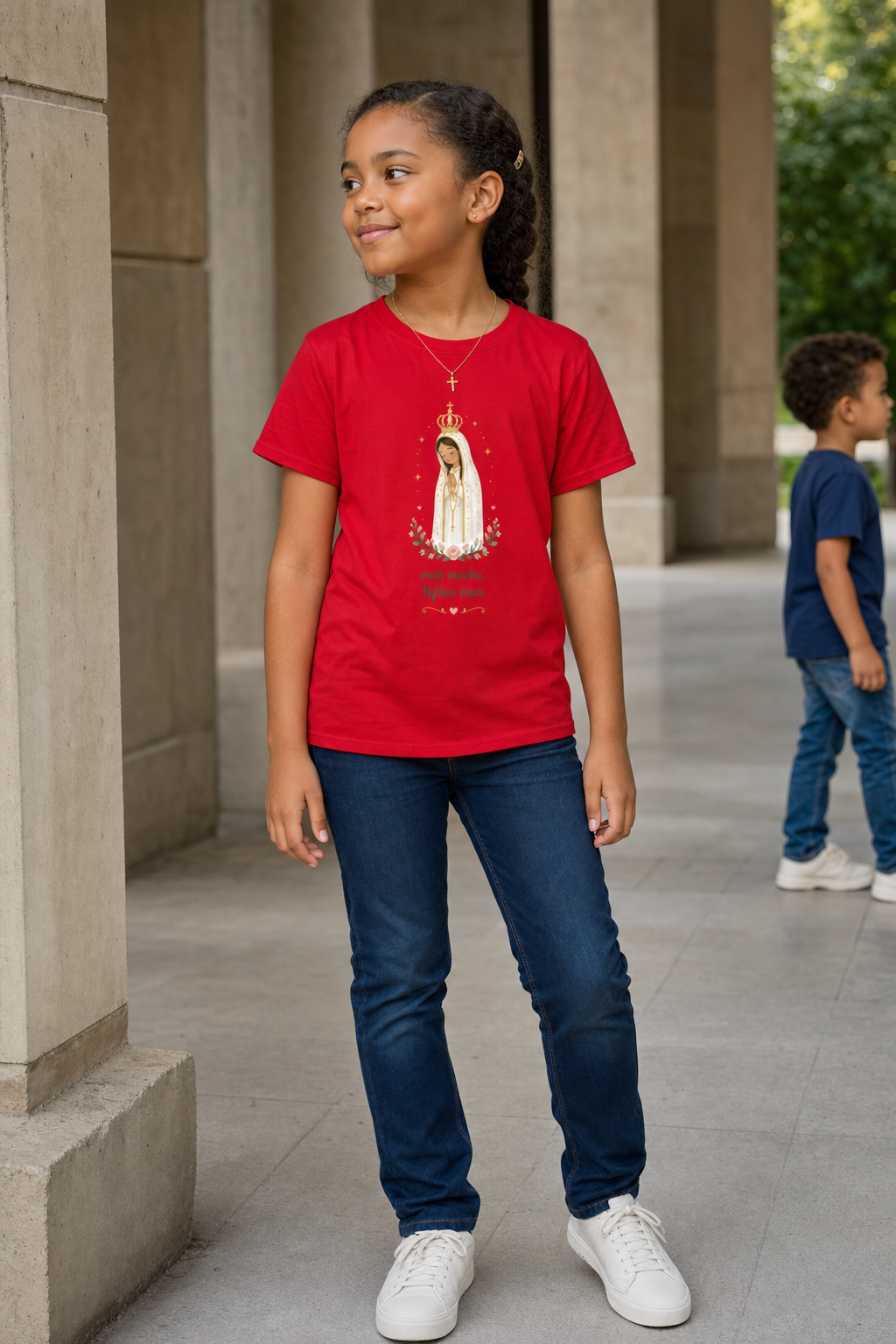 Girl wearing the Oren Mucho Fátima Girls T-Shirt in Red