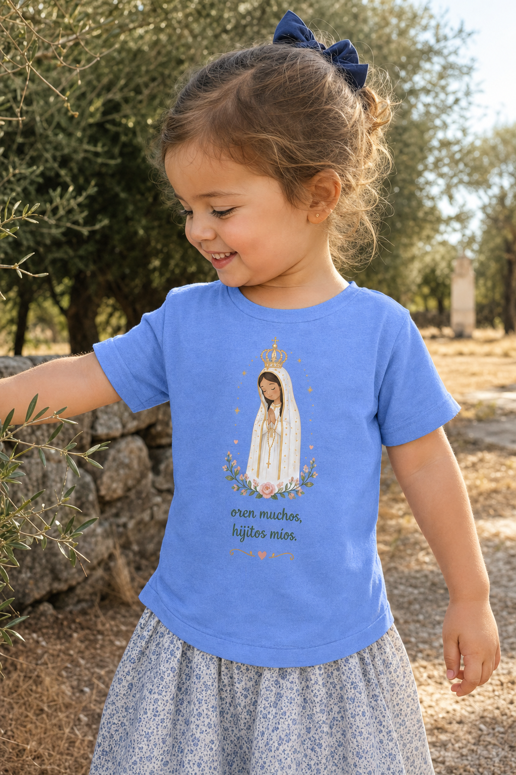 Little girl wearing the Oren Muchos Fátima toddler T-shirt in a lifestyle setting — detail