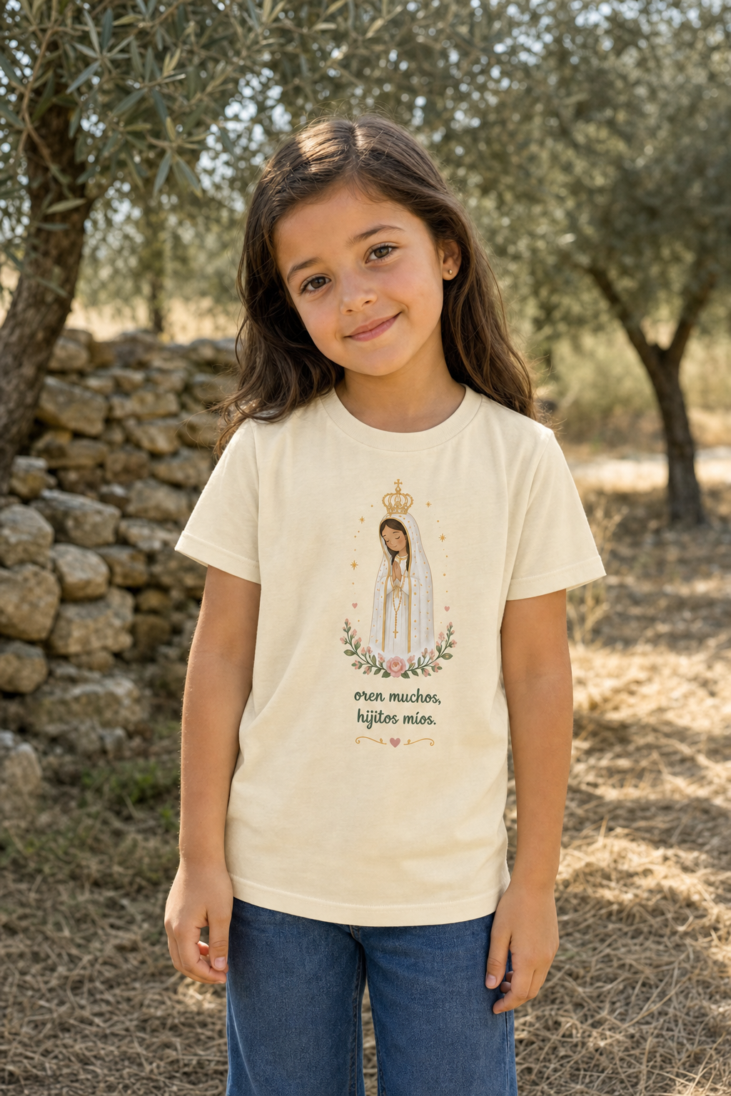 Girl wearing the Oren Muchos Fátima Girls T-shirt in a lifestyle setting